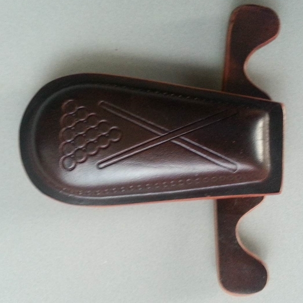 Queuehalter aus Leder